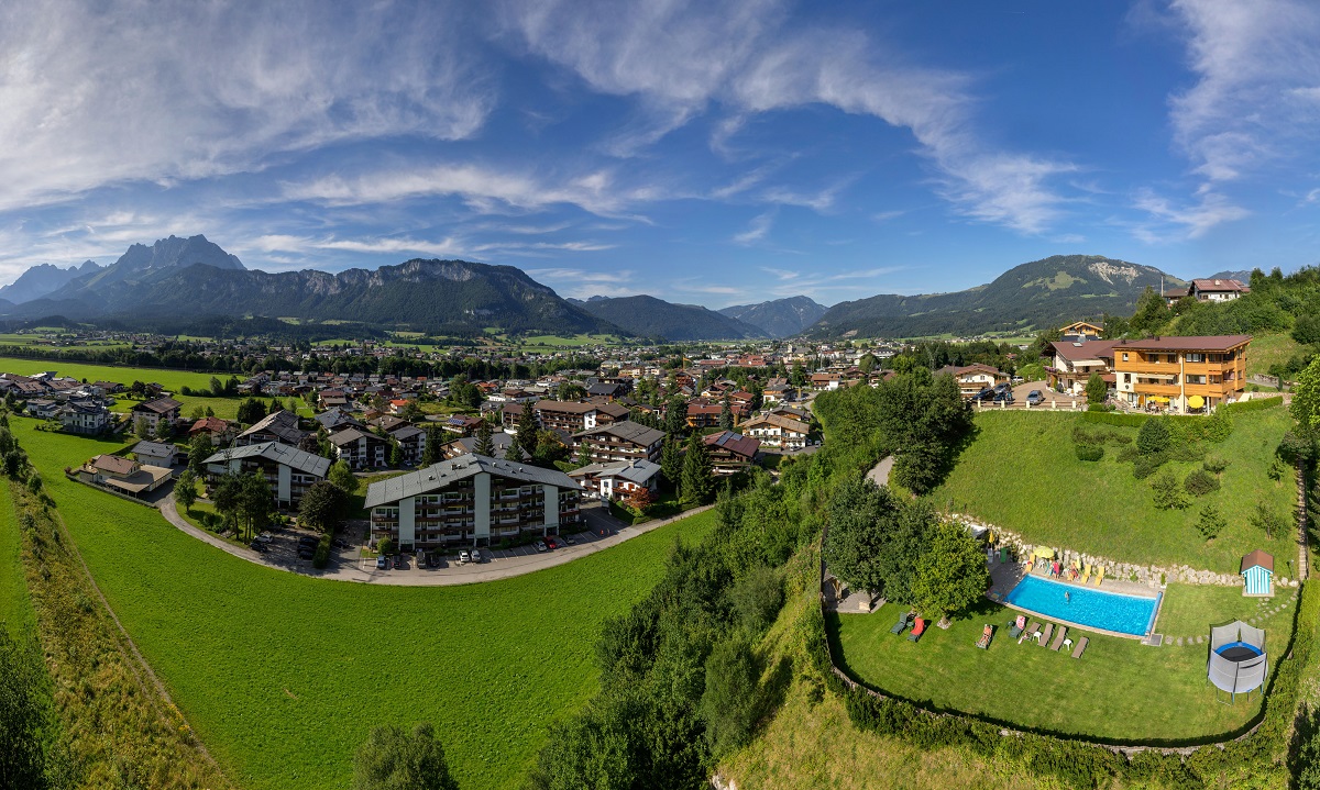 St. Johann in Tirol Aparthotel Sonnleitn Familienparadies Blick auf Wilden Kaiser beheizter Gartenpool