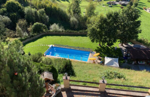 Gartenanlage Aparthotel Sonnleitn mit Pool Kitzbüheler Alpen